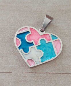 DIJE DE ACERO CORAZÓN PUZZLE ESMALTADO MULTICOLOR. MEDIDAS 28 X 25 MM