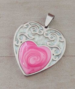 DIJE DE ACERO CORAZÓN ESMALTADO BLANCO Y FUCSIA. MEDIDA 35 X 37 MM