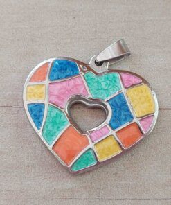 DIJE DE ACERO CORAZÓN ESMALTADO MULTICOLOR CALADO EN EL CENTRO. MEDIDA 38 X 35 MM