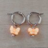 ARO DE ACERO ARGOLLA 14 MM CON DIJE MARIPOSA NARANJA COLGANTE