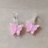 ARO DE ACERO BLANCO BRISURA CON MARIPOSA ACRÍLICO FUCSIA.