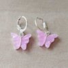 ARO DE ACERO BLANCO BRISURA CON MARIPOSA ACRÍLICO LILA.