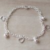 PULSERA DE ACERO BLANCO ESLABÓN TIFFANY CON BOLITAS Y DIJES DE CORAZÓN CALADO. LARGO 18,5 CM