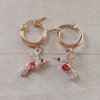 ARO DE ACERO DORADO ARGOLLA 15 MM CON DIJE COLIBRÍ CON CUBIK ROJO