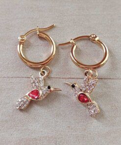 ARO DE ACERO DORADO ARGOLLA 15 MM CON DIJE COLIBRÍ CON CUBIK ROJO