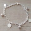 PULSERA DE ACERO BLANCO ESLABÓN TIFFANY CON BOLITAS Y DIJES DE CORAZÓN. LARGO 18,5 CM