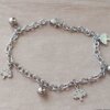 PULSERA DE ACERO ESLABÓN TIFFANY CON BOLITAS Y DIJES DE ÁRBOL DE LA VIDA. LARGO 19 CM