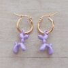 ARO DE ACERO DORADO ARGOLLA 14 MM CON DIJE PERRO GLOBO LILA