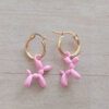 ARO DE ACERO DORADO ARGOLLA 14 MM CON DIJE PERRO GLOBO ROSA