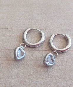 ARO DE ACERO ARGOLLA 2 MM CON BISAGRA 12 MM, FRENTE CON STRASS BLANCO Y DIJE DE CUBIK CORAZÓN ENGARZADO COLOR TORNASOL