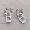 ARO DE ACERO ARGOLLA 15 MM CON CHAPITA ESMALTADA BLANCA