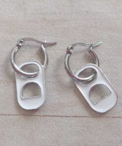 ARO DE ACERO ARGOLLA 15 MM CON CHAPITA ESMALTADA BLANCA