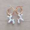 ARO DE ACERO DORADO ARGOLLA 14 MM CON DIJE PERRO GLOBO BLANCO