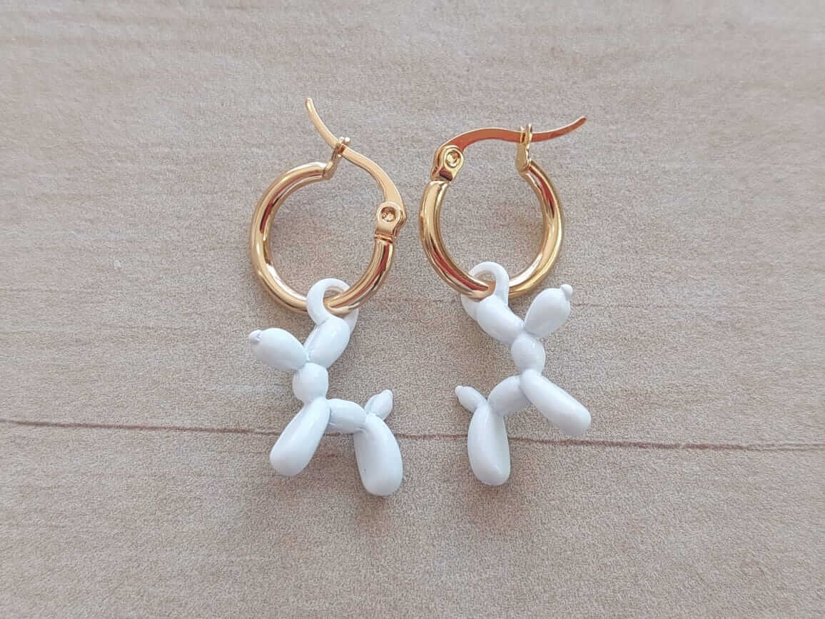 ARO DE ACERO DORADO ARGOLLA 14 MM CON DIJE PERRO GLOBO BLANCO