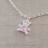 COLGANTE DE ACERO BLANCO ESLABÓN ESPEJITO 0.8 CON DIJE OSITO GUMMY CON MICROPAVE Y CUBIK CORAZÓN ROSA. LARGO 45 CM + EXT. 5 CM