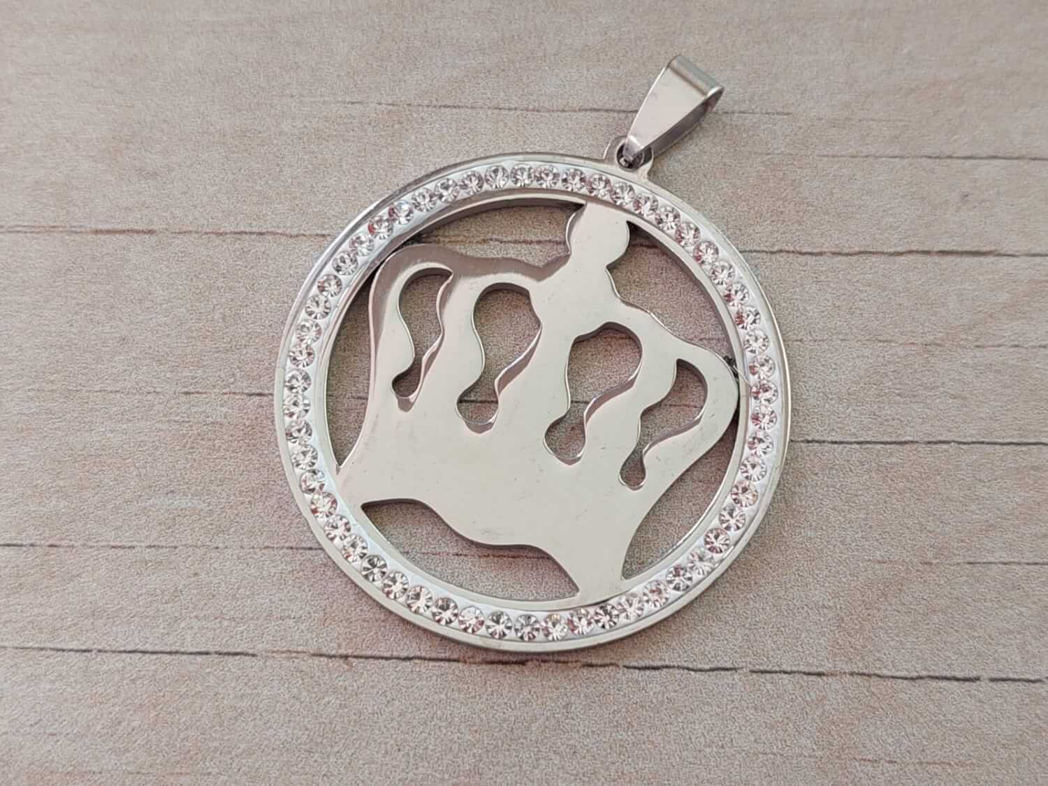DIJE DE ACERO CORONA CON CIRCULO DE STRASS 39 MM