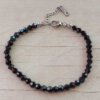 PULSERA DE TANZA CON MOSTACILLAS NEGRA Y TERMINAL DE ACERO.  LARGO 18 + 3.5 CM  EXT.