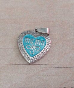 DIJE DE ACERO CORAZÓN ESMALTADO TURQUESA CON FRASE "MAMA". MEDIDA 25 MM