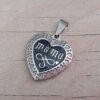 DIJE DE ACERO CORAZÓN ESMALTADO NEGRO CON FRASE "MAMA". MEDIDA 25 MM