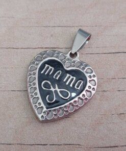 DIJE DE ACERO CORAZÓN ESMALTADO NEGRO CON FRASE "MAMA". MEDIDA 25 MM