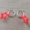 ARO DE ACERO BLANCO ARGOLLA 15 MM CON ESTRELLA DE ACRÍLICO COLOR ROJA