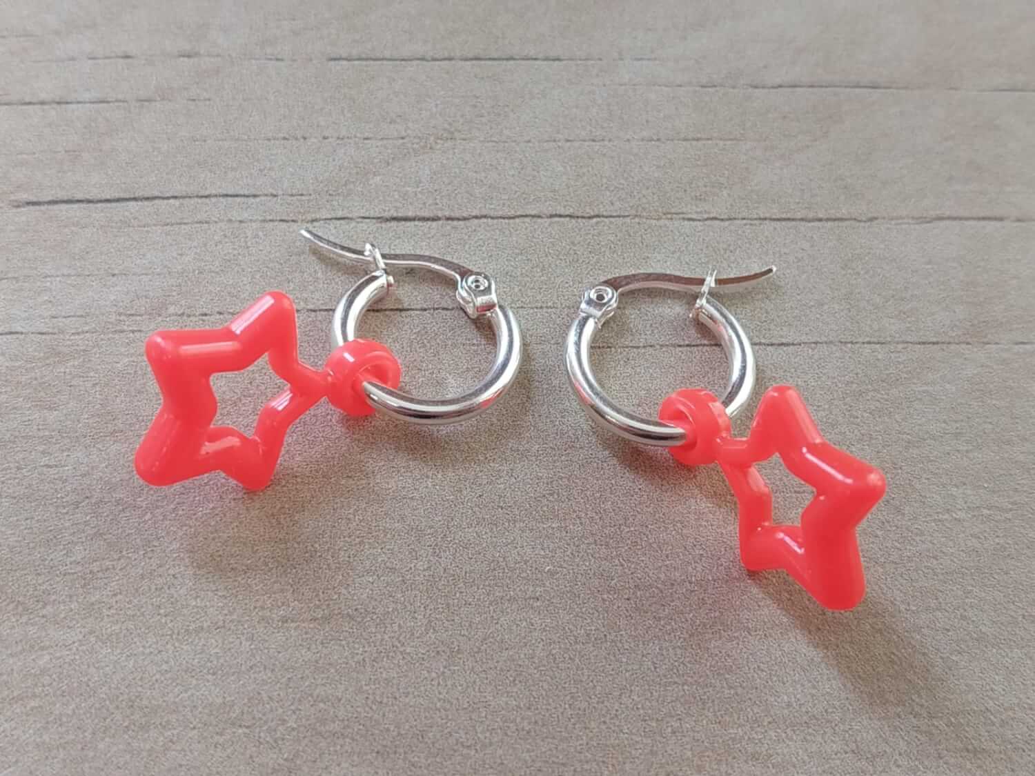 ARO DE ACERO BLANCO ARGOLLA 15 MM CON ESTRELLA DE ACRÍLICO COLOR ROJA