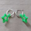 ARO DE ACERO BLANCO ARGOLLA 15 MM CON ESTRELLA DE ACRÍLICO COLOR VERDE