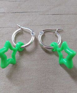 ARO DE ACERO BLANCO ARGOLLA 15 MM CON ESTRELLA DE ACRÍLICO COLOR VERDE