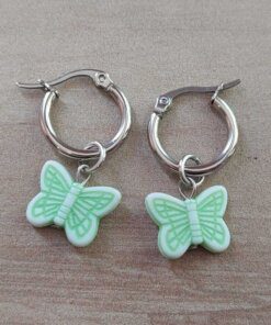 ARO DE ACERO ARGOLLA 14 MM CON DIJE MARIPOSA VERDE COLGANTE. LARGO TOTAL 30 MM.