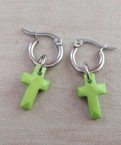ARO DE ACERO ARGOLLA 12 MM CON CRUZ COLGANTE DE ACRÍLICO COLOR VERDE