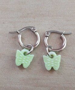 ARO DE ACERO ARGOLLA 12 MM CON MARIPOSA COLGANTE DE ACRÍLICO COLOR VERDE