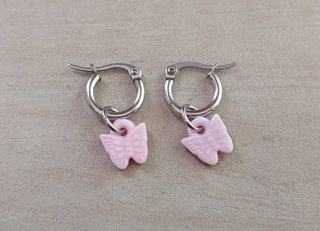 ARO DE ACERO ARGOLLA 12 MM CON MARIPOSA COLGANTE DE ACRÍLICO COLOR ROSA
