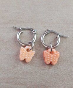 ARO DE ACERO ARGOLLA 12 MM CON MARIPOSA COLGANTE DE ACRÍLICO COLOR NARANJA