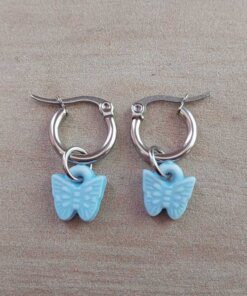 ARO DE ACERO ARGOLLA 12 MM CON MARIPOSA COLGANTE DE ACRÍLICO COLOR CELESTE