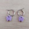 ARO DE ACERO ARGOLLA 12 MM CON MARIPOSA COLGANTE DE ACRÍLICO COLOR LILA