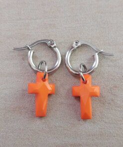 ARO DE ACERO ARGOLLA 12 MM CON CRUZ COLGANTE DE ACRÍLICO COLOR NARANJA