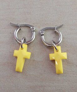 ARO DE ACERO ARGOLLA 12 MM CON CRUZ COLGANTE DE ACRÍLICO COLOR AMARILLO