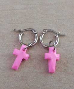 ARO DE ACERO ARGOLLA 12 MM CON CRUZ COLGANTE DE ACRÍLICO COLOR FUCSIA