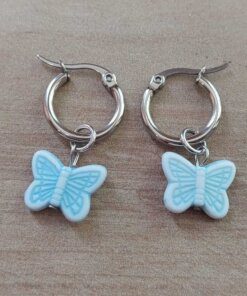 ARO DE ACERO ARGOLLA 14 MM CON DIJE MARIPOSA CELESTE COLGANTE. LARGO TOTAL 30 MM.