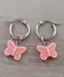 ARO DE ACERO ARGOLLA 14 MM CON DIJE MARIPOSA NARANJA COLGANTE. LARGO TOTAL 30 MM.