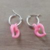 ARO DE ACERO BLANCO ARGOLLA 15 MM CON CORAZÓN DE ACRÍLICO COLOR ROSA