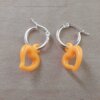 ARO DE ACERO BLANCO ARGOLLA 15 MM CON CORAZÓN DE ACRÍLICO COLOR NARANJA