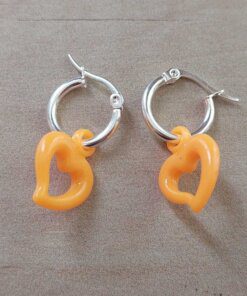 ARO DE ACERO BLANCO ARGOLLA 15 MM CON CORAZÓN DE ACRÍLICO COLOR NARANJA