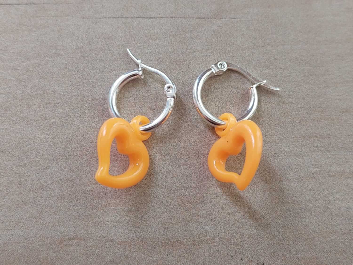 ARO DE ACERO BLANCO ARGOLLA 15 MM CON CORAZÓN DE ACRÍLICO COLOR NARANJA