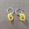 ARO DE ACERO BLANCO ARGOLLA 15 MM CON CORAZÓN DE ACRÍLICO COLOR AMARILLO.
