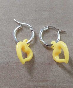 ARO DE ACERO BLANCO ARGOLLA 15 MM CON CORAZÓN DE ACRÍLICO COLOR AMARILLO.