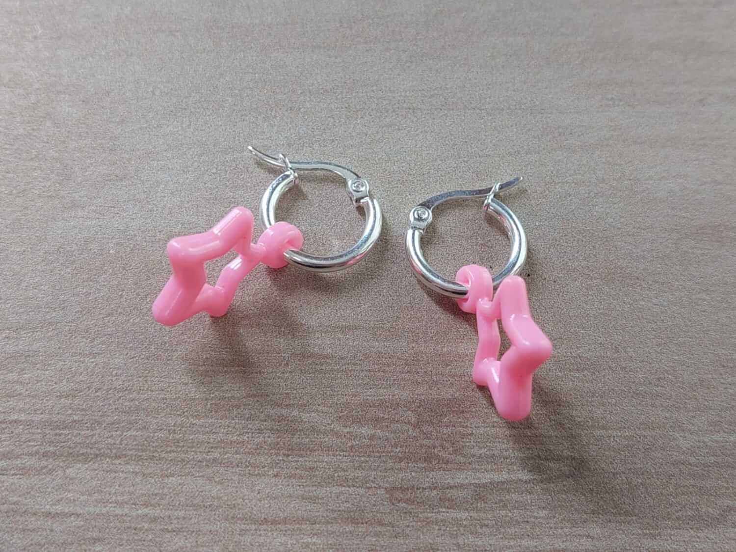 ARO DE ACERO BLANCO ARGOLLA 15 MM CON ESTRELLA DE ACRÍLICO COLOR ROSA