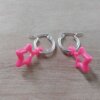 ARO DE ACERO BLANCO ARGOLLA 15 MM CON ESTRELLA DE ACRÍLICO COLOR FUCSIA
