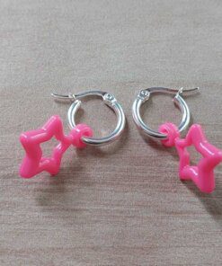 ARO DE ACERO BLANCO ARGOLLA 15 MM CON ESTRELLA DE ACRÍLICO COLOR FUCSIA