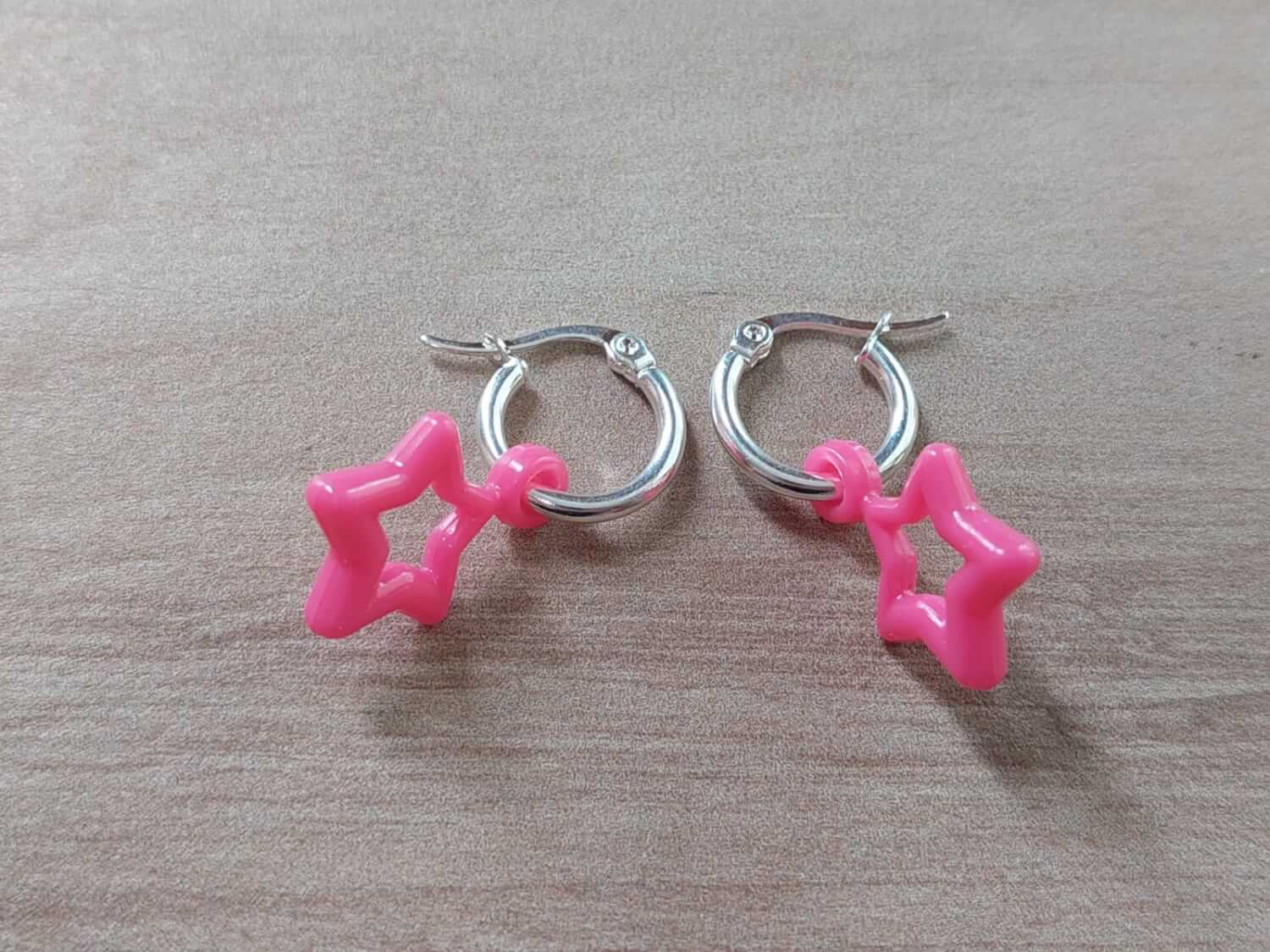 ARO DE ACERO BLANCO ARGOLLA 15 MM CON ESTRELLA DE ACRÍLICO COLOR FUCSIA